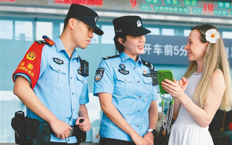 三亚铁警：双语服务护航春运