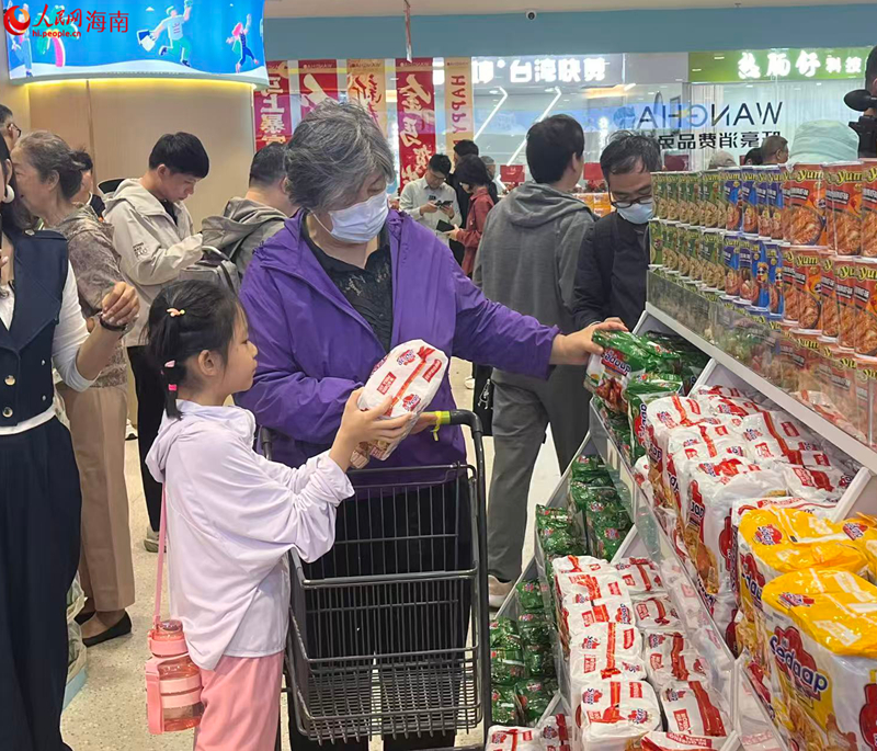 6.消费者在选购商品，家门口的“全球购”让消费更暖心。人民网 符小叶摄