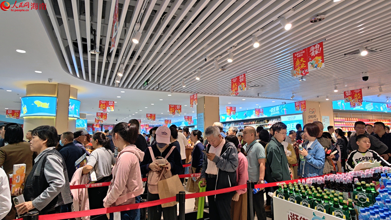 7.收银区排起长队，新春消费市场暖意融融。人民网 符泽民摄.jpg