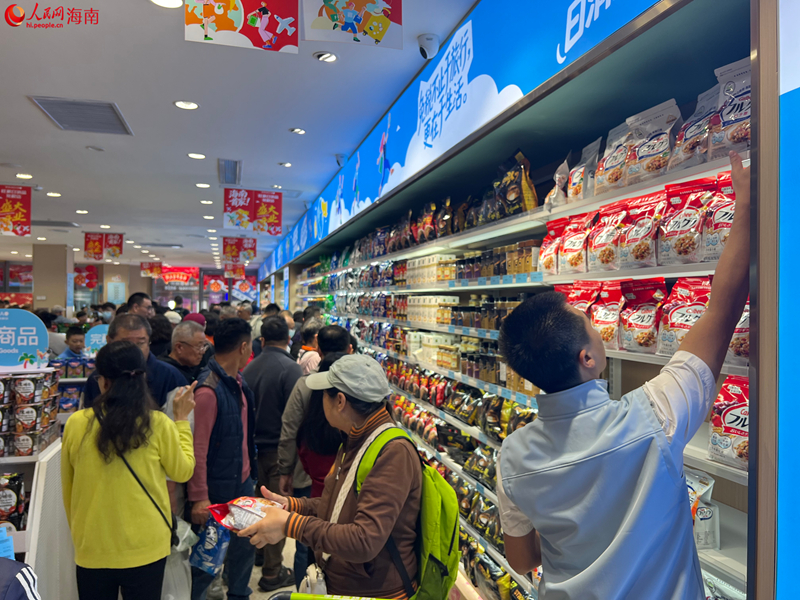 市民在家门口选购免税商品，消费热潮涌动。人民网记者 李学山摄