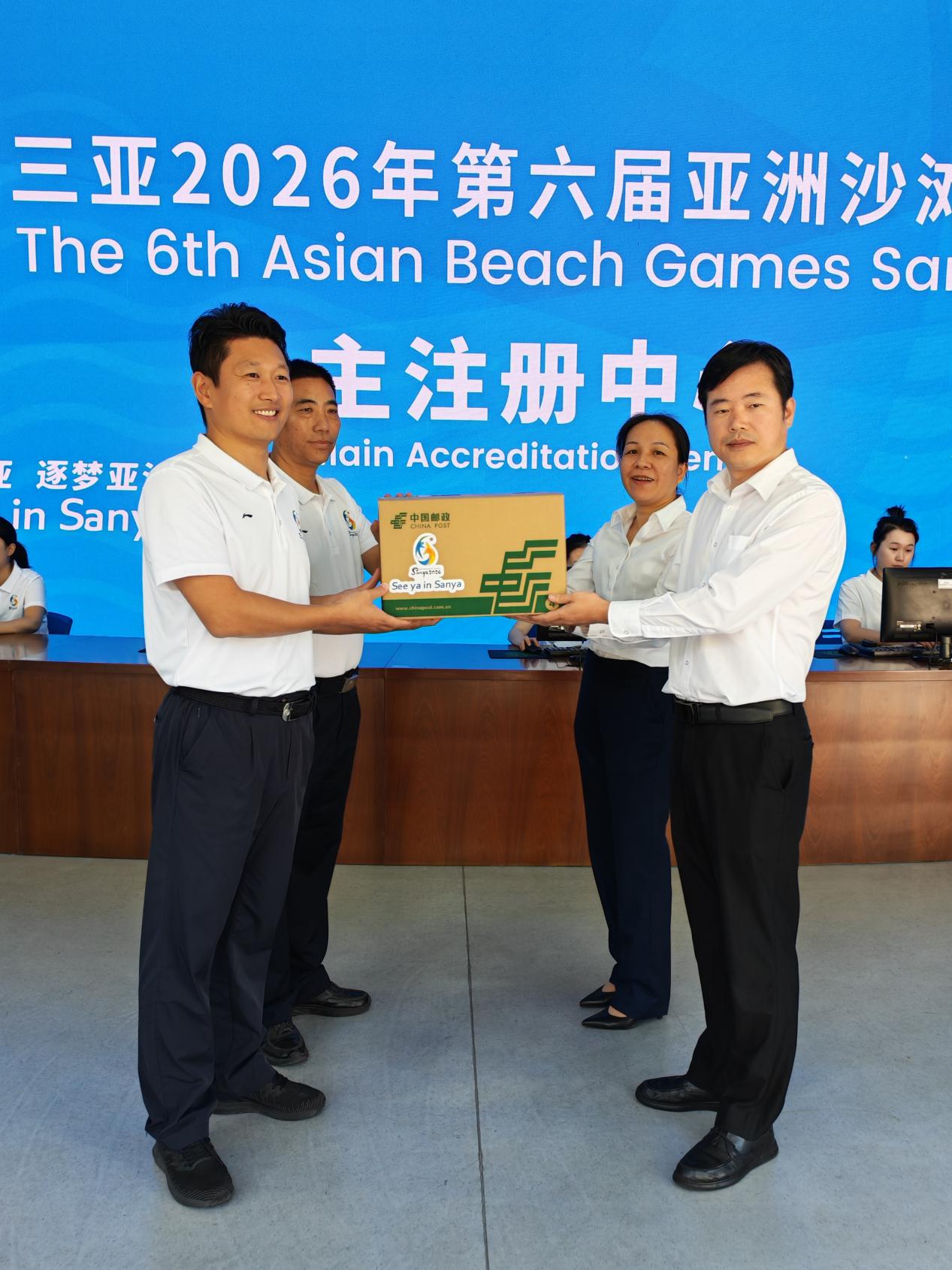 三亚亚沙会组委会将首批身份注册卡交给邮政寄递。高娴摄