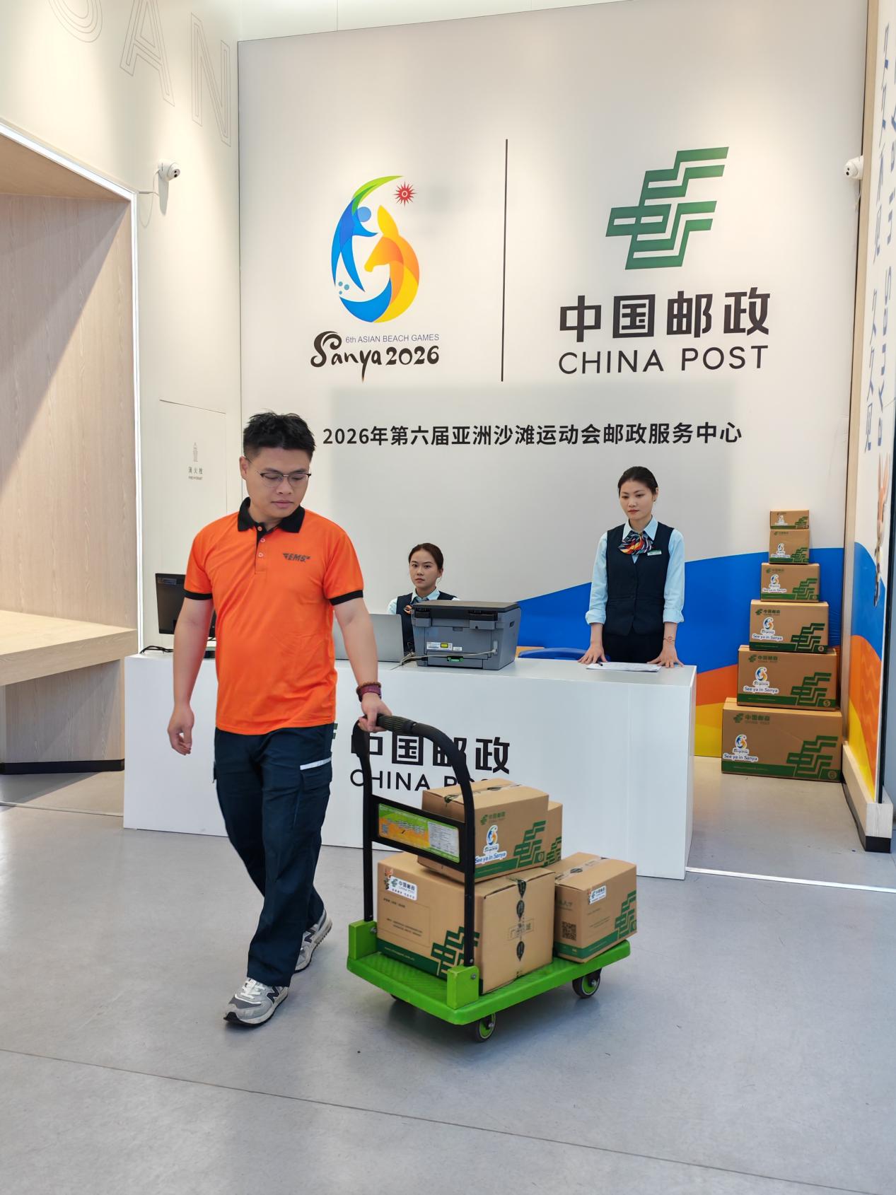 邮政工作人员现场收寄首批身份注册卡。高娴摄