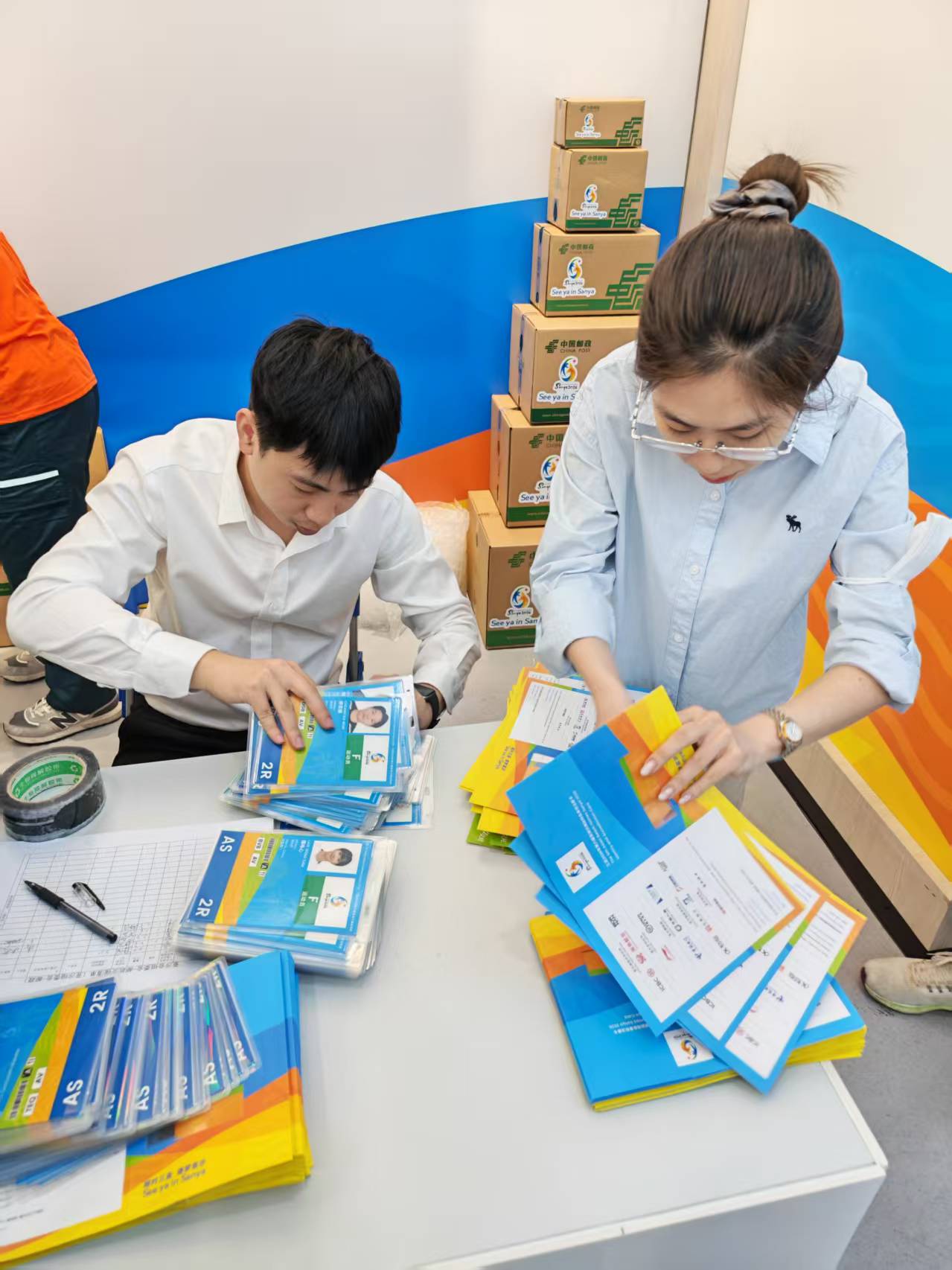 邮政工作人员核对身份注册卡收寄信息。高娴摄