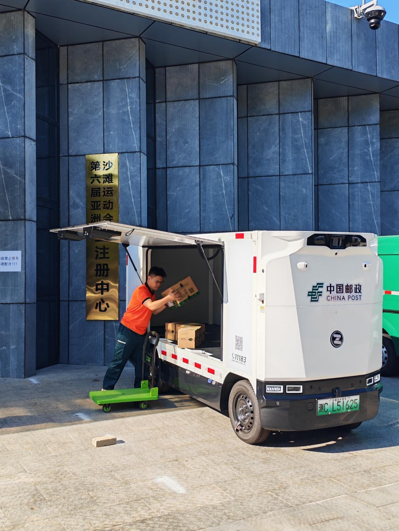 海南邮政采用无人车盘驳运输身份注册卡邮件。高娴摄