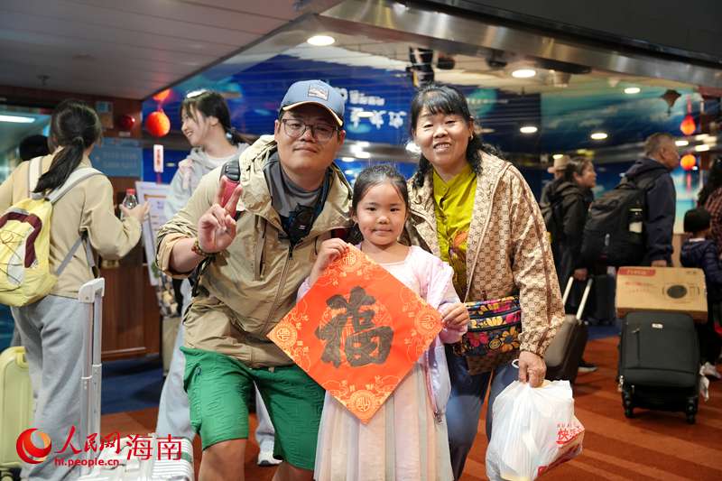 春运暖心,乘客在航程中收到了新春祝”福“。人民网记者 符武平摄 (11)