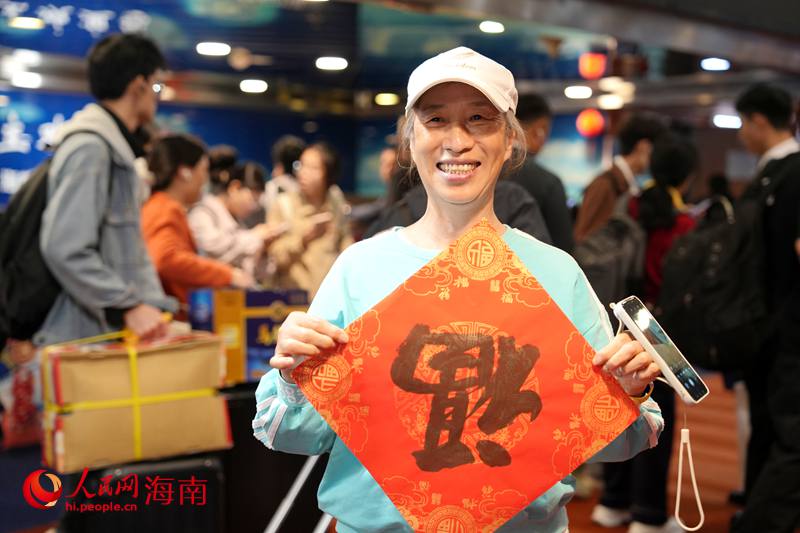 春运暖心,乘客在航程中收到了新春祝”福“。人民网记者 符武平摄 (6)