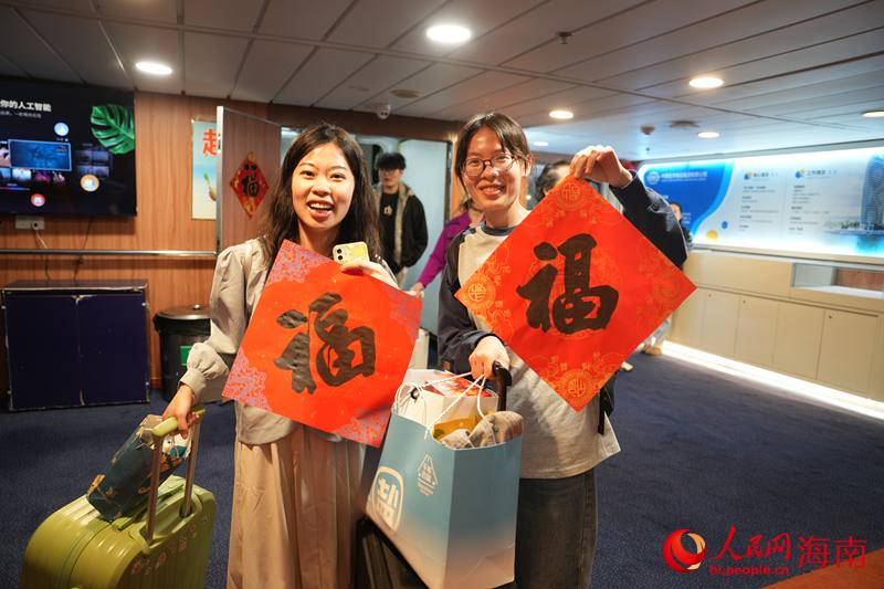 春运暖心,乘客在航程中收到了新春祝”福“。人民网记者 符武平摄 (8)