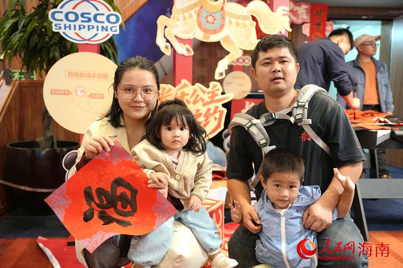 新春走基层｜春运“琼桂航线” 手写春联送祝福