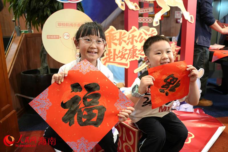 春运暖心,乘客在航程中收到了新春祝”福“。人民网记者 符武平摄 (2)