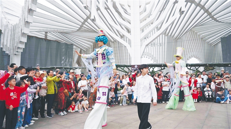 二月十七日，海南长影奇幻乐园举办首届国潮非遗庙会。景区供图