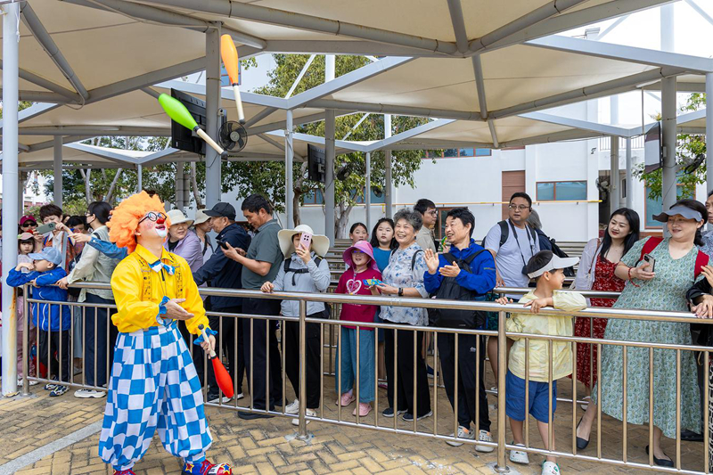三亚西岛旅游区组织趣味表演缓解排队乘客焦虑。海南省旅游协会供图