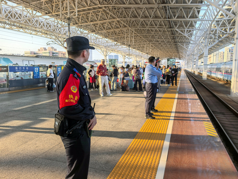 民警在海口东站执勤。海口东站派出所供图