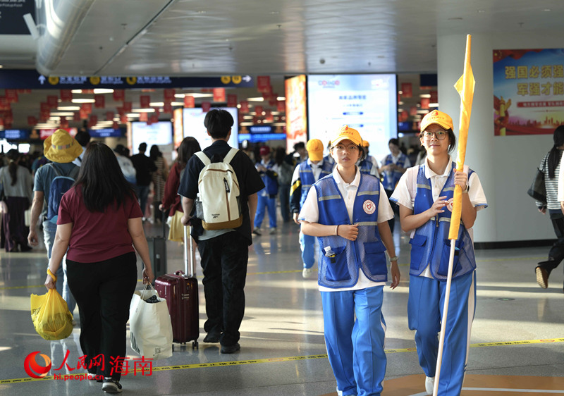 2月21日，海口新海港迎来出岛高峰。人民网记者 符武平摄