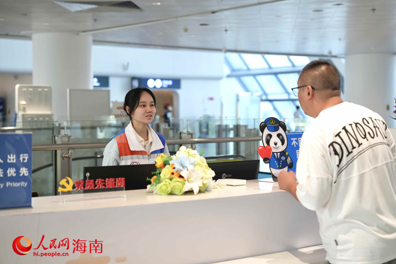 2月21日，海口新海港迎来出岛高峰。人民网记者 符武平摄