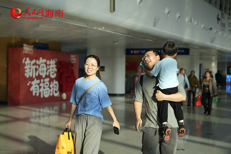 2月21日，海口新海港迎来出岛高峰。人民网记者 符武平摄