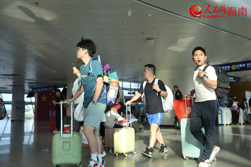 2月21日，海口新海港迎来出岛高峰。人民网记者 符武平摄