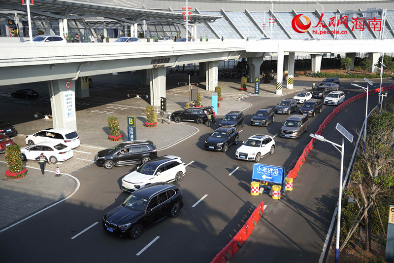2月21日，海口新海港迎来出岛高峰。人民网记者 符武平摄