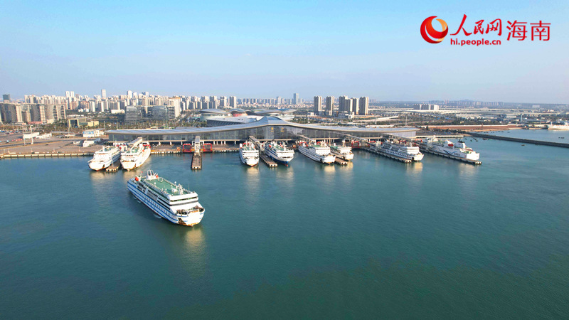 2月21日，海口新海港客滚轮出港。人民网记者 孟凡盛摄