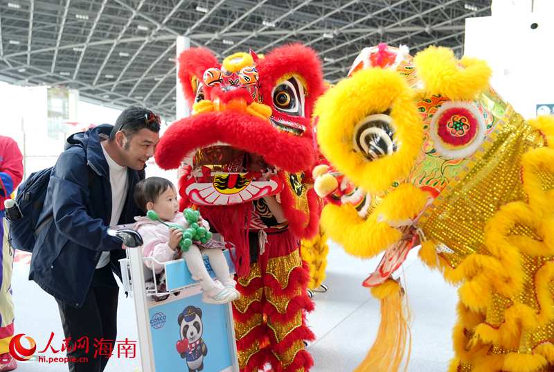 海口新海港年味浓,小朋友和舞狮互动。人民网记者 符武平摄