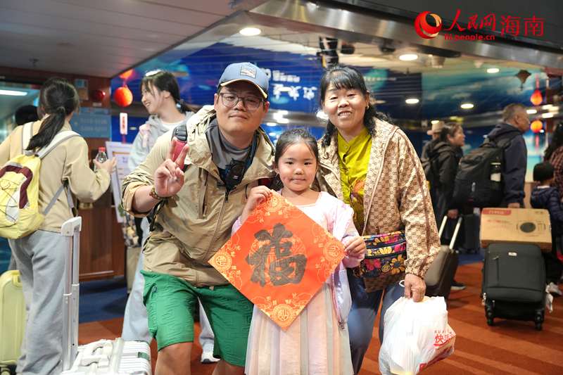 收到新春的祝福,温暖了乘客的回家路。人民网记者 符武平摄