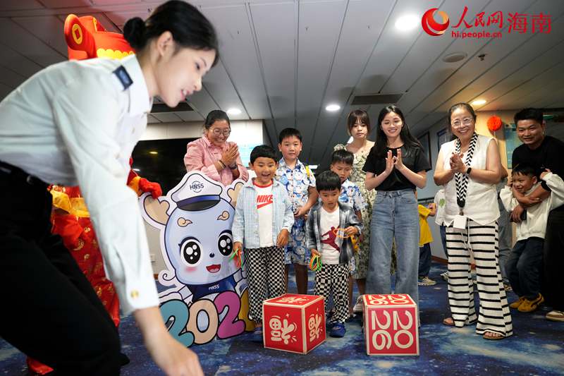 游客参与“迎财接福·福满新春”活动,感受海上新春年味。人民网记者 符武平摄
