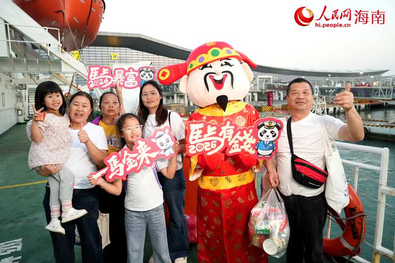 游客参与“迎财接福·福满新春”活动，感受海上新春年味。人民网记者 符武平摄 