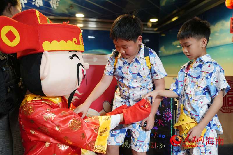 游客参与“迎财接福·福满新春”活动，感受海上新春年味。人民网记者 符武平摄