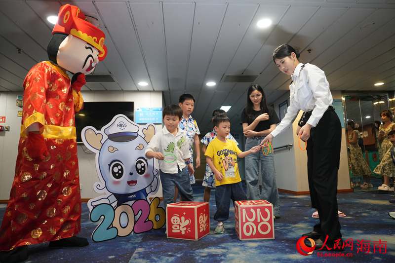 游客参与“迎财接福·福满新春”活动，感受海上新春年味。人民网记者 符武平摄 