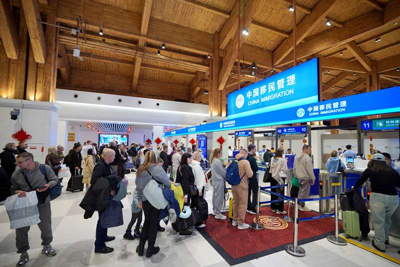 通关旅客在三亚凤凰国际机场边检大厅排队候检。蒙绪顺摄