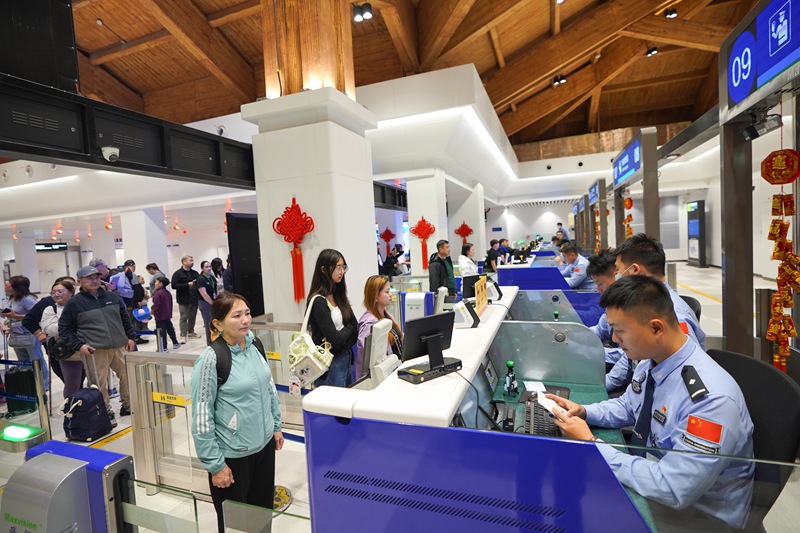 通关旅客在三亚凤凰国际机场边检大厅排队候检。蒙绪顺摄