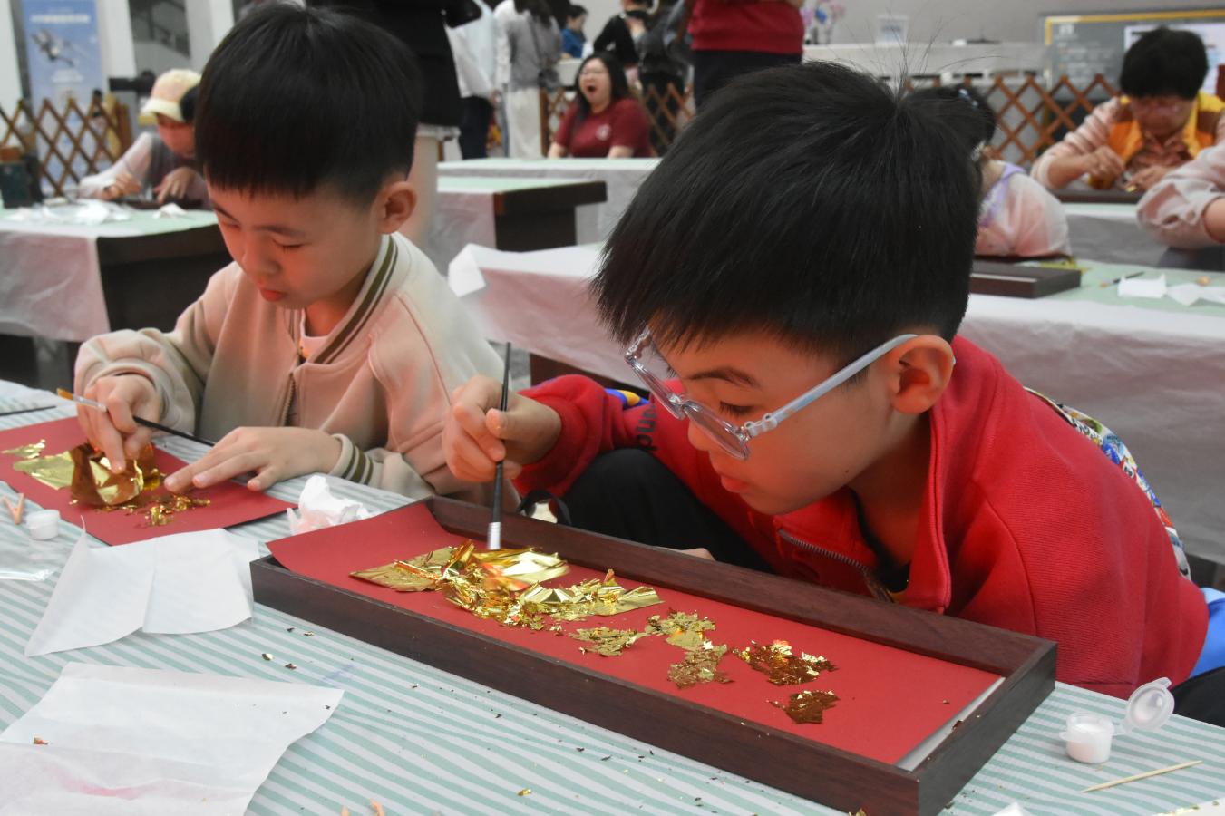 儿童在博物馆学习金箔画制作。海南省博物馆供图