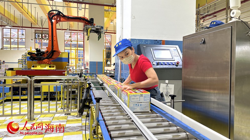 生产车间里工人正在整理产品。人民网记者 符武平摄