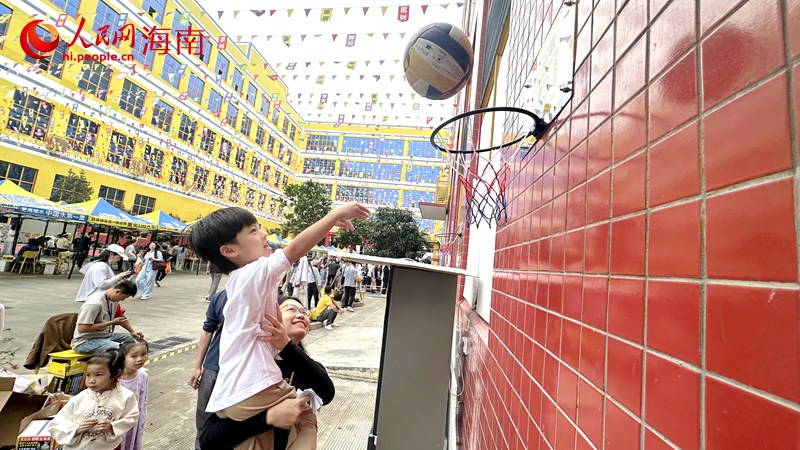 家长带着孩子在厂区参与互动游戏。人民网记者 符武平摄