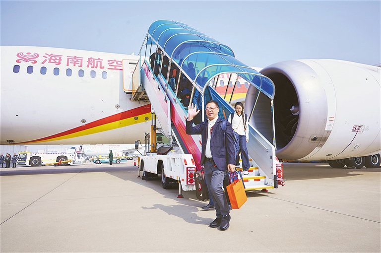 出席全国两会的海南省代表委员抵京