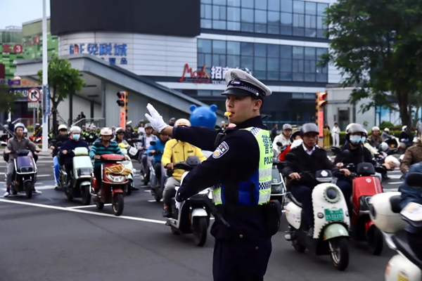 交警日常指挥交通。图源：椰城交警