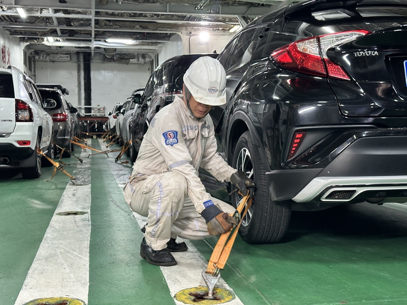 船员正在将登船车辆固定。海峡股份供图