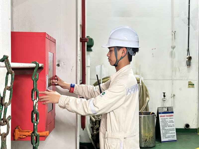 船员正在检查船上消防设施。海峡股份供图