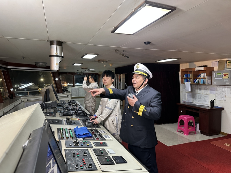 船长正在工作中。海峡股份供图