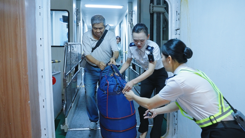 “长乐公主”蔡玉梅主任服务守护每一趟团圆路。海峡股份供图