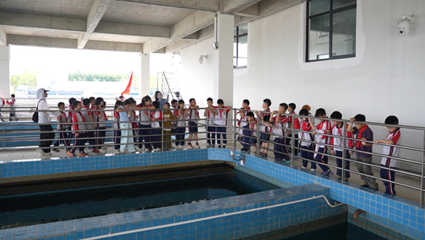 学生实地参观儋州自来水厂。主办方供图