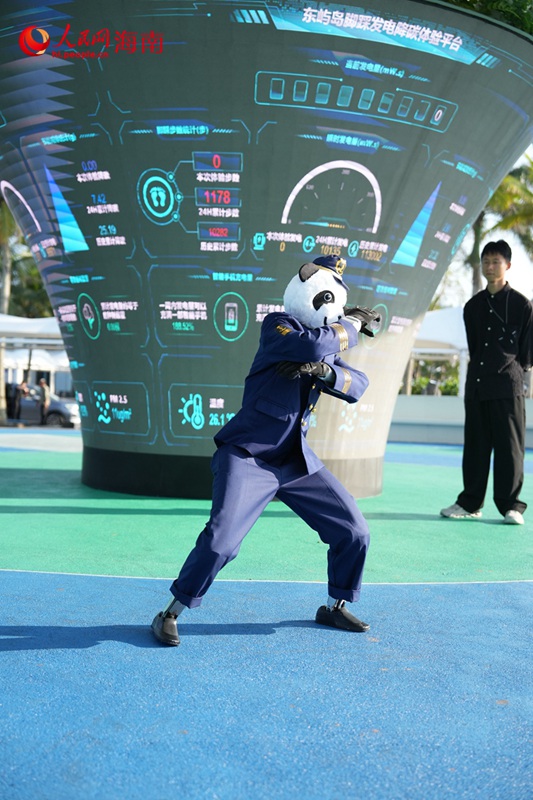 机器人在博鳌跳起“大花轿”舞蹈。 人民网记者 孟凡盛摄