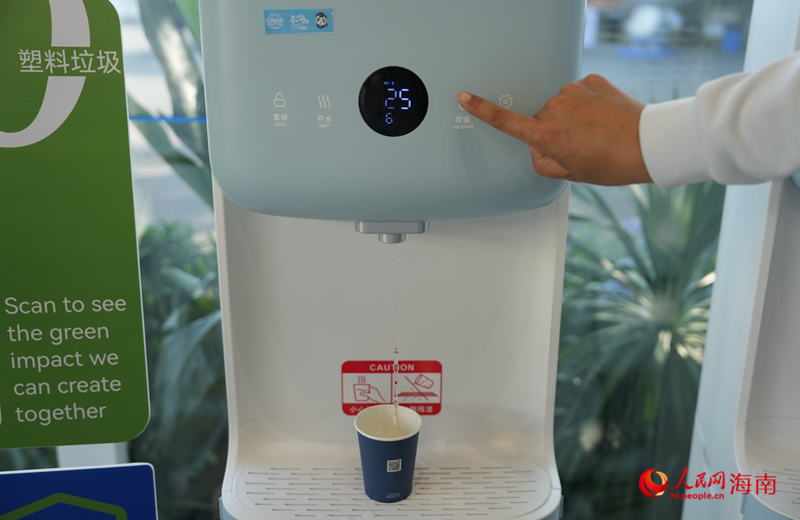 博蓄亚洲论坛这台机器能从空气里“变”出水，通过过滤+制冷+吸附等技术生成纯净水。人民网记者 孟凡盛摄