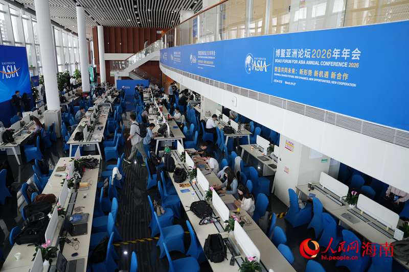 博鳌论坛新闻中心，记者在工作中。人民网记者 符武平摄