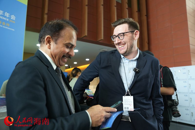 人民网外籍专家在现场与外宾交谈。人民网记者 符武平摄