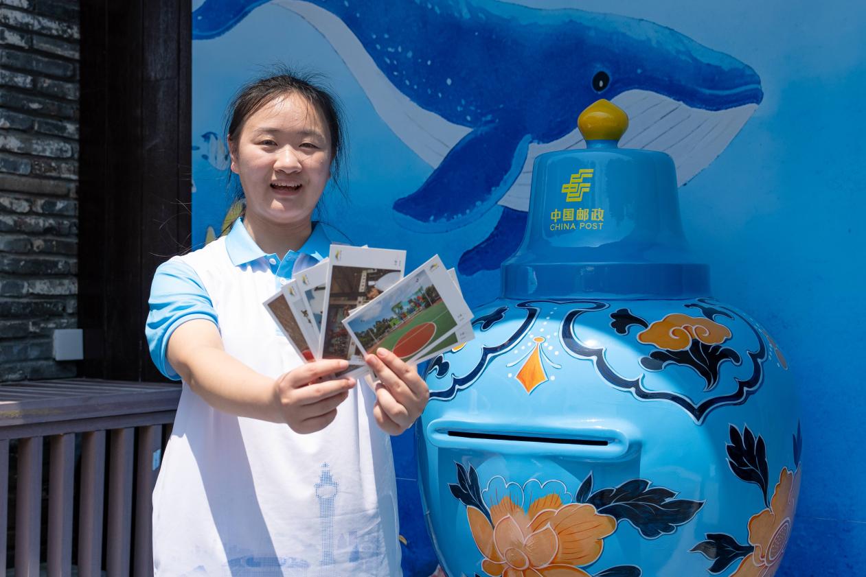 游客在南海文化特色邮筒驻足打卡