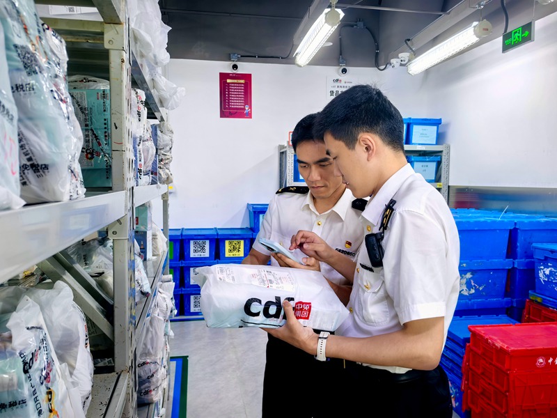 海口海关所属海口港海关法制科关员正在海口新海港对离岛免税品进行监管。海口海关供图