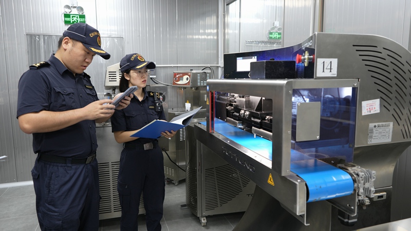 海口海关所属三亚海关关员在崖州湾科技城对海南自贸港首批放宽贸易管理货物开展查验。海口海关供图