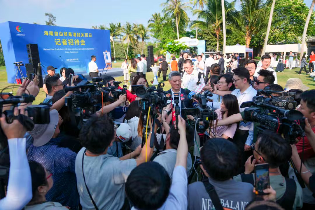 3月26日下午,海南自由贸易港封关百日记者招待会在琼海市博鳌镇东屿岛文化公园举行。发布会后,记者采访海南省人民政府党组成员、秘书长、省政府新闻发言人蔡强。