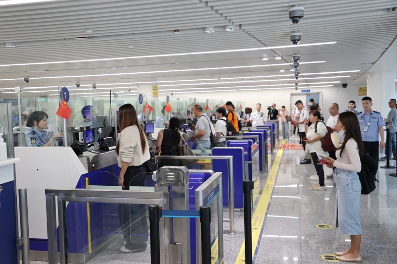 入境旅客有序候检。王羽摄