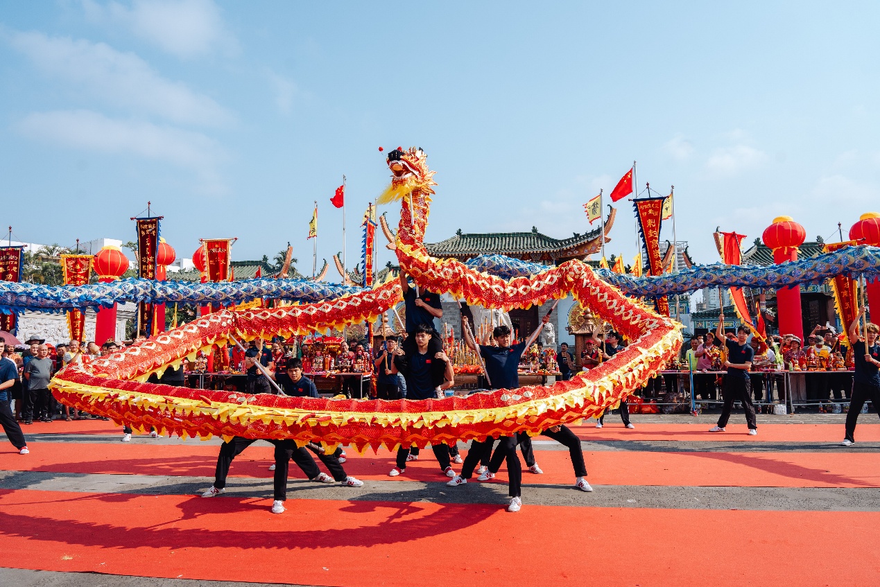 民俗活动表演表现场。冯磊摄